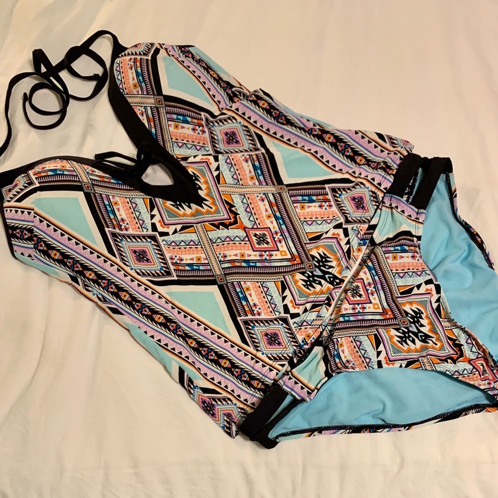 Graphic tankini deep-v, barely worn